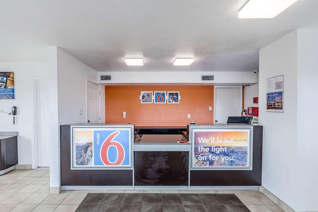 Motel 6 Fort Worth - Northside Интериор снимка