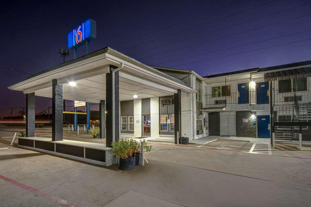 Motel 6 Fort Worth - Northside Екстериор снимка