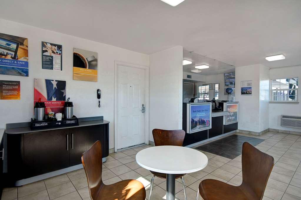 Motel 6 Fort Worth - Northside Екстериор снимка
